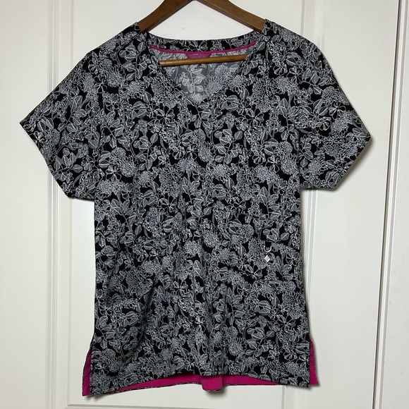 Vera Bradley Scrubs Short Sleeve Top Black White Floral Medium - Picture 6 of 6